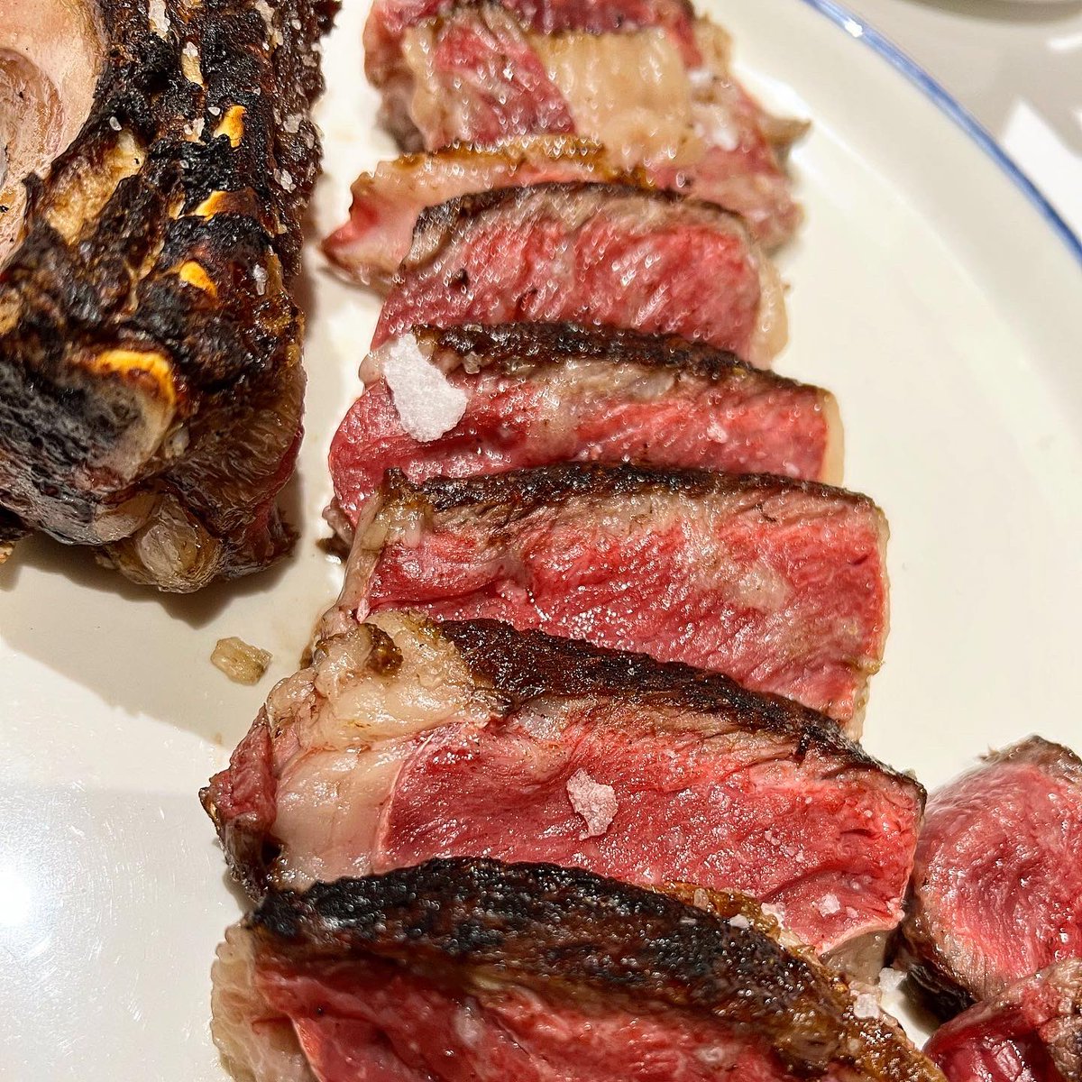 lsuarezdelezo's tweet photo. Platos ricos en el gran #AntonioBar. Sigue siendo una gran referencia en San Sebastián
Chipirones en su tinta
Chuleta
Piquillos confitados con panceta ibérica crujiente. Me encanta este plato https://t.co/hKFYaffGHw