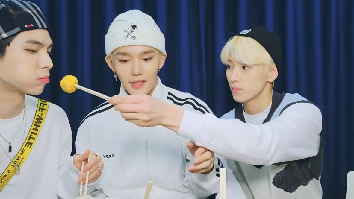 병곤이라면먹고잇는데용희가냅다치즈볼들이밀음