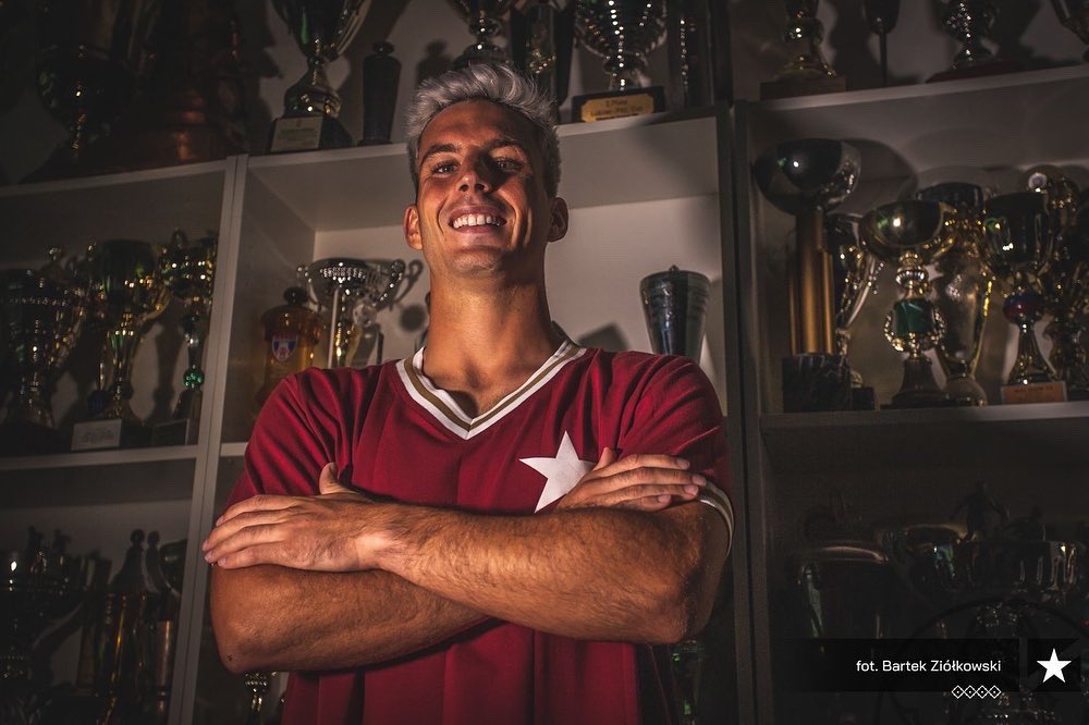 Witam, <a href="/WislaKrakowSA/">Wisła Kraków</a>! 👋🏻

Thank you for your warm welcome! Can’t wait to defend these colors on the pitch. 💪🏼🔵⚪️🔴
#AR9