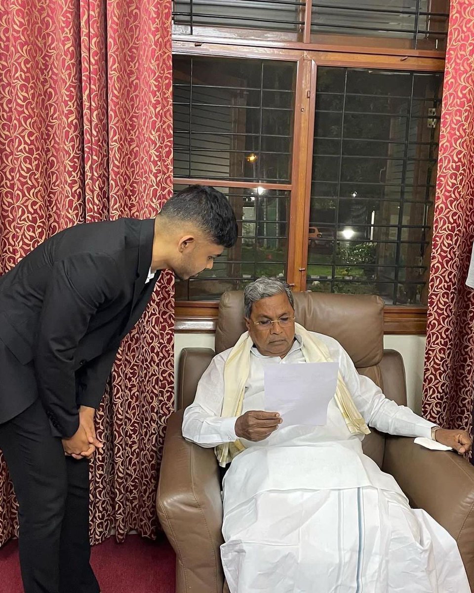 NSUIKarnataka's tweet photo. NSUI State Coordinator Mannmanth Venkatesh conveyed the concerns of BDS students regarding their examination to former CM Shri @sidddaramaiah, who then spoke to the Registrar (Evaluation) Shri Ramakrishna Reddy and asked him to look into the issue as soon as possible. https://t.co/CKSFBq1bUk