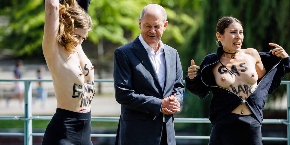 femeninna's tweet photo. I don’t know about you all, but I was waiting to see this. You rock, FEMEN Germany! 

“Stop financing Russia’s war!” #Scholz https://t.co/mX8DFRrGAR