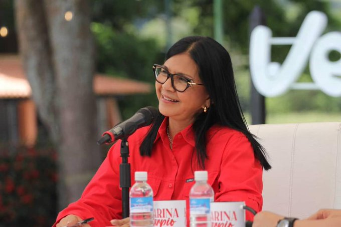 SaludAraguaP's tweet photo. Gobernadora @Soykarinacarpio manifestó  en su programa #YoSoyAragua  que junto a su equipo de gobierno trabaja para mejorar las vías del sur de la entidad" #AraguaEsProductiv  #1X10DelBuenGobierno  
@DraShirleySalud https://t.co/eccFunjnFG