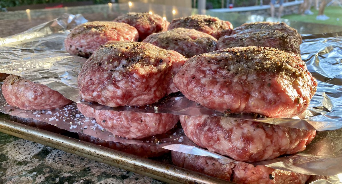 These freshly ground brisket patties from #TheMeatMarket  had the ⁦@DCS_grills⁩ on 🔥!  #YumBang