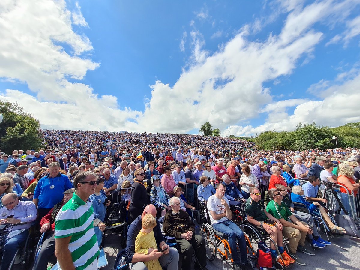 Thousands gathered at #BealnaBláth for the #MichaelCollins #commemoration