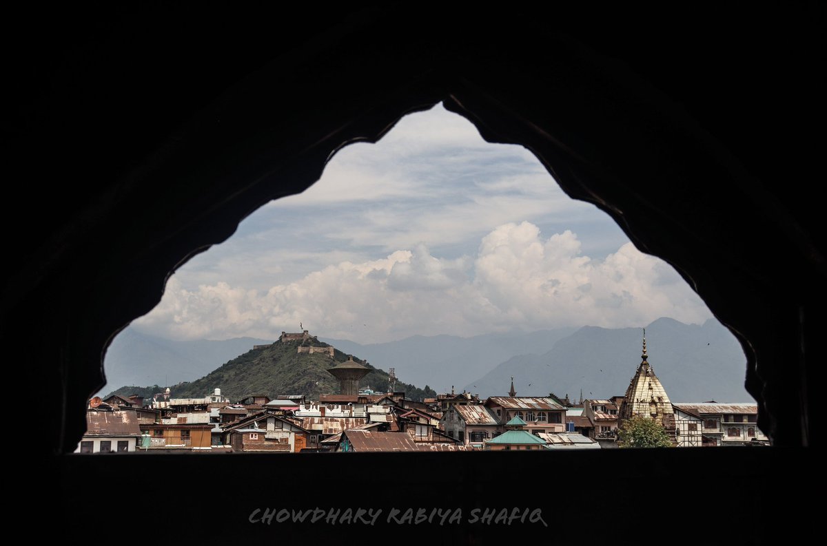 crs95_official's tweet photo. Wahi Angan wahi Khidki Wahi Dar Yaad ata hai, 
Akele jb b hoti hu muje ghar yaad ata hai...!!!
Pic clicked from the window of Baitul Meeras museum opened by @HELPFoundJK97 at ali kadal sgr. ...!!! 
#window #framewithinframe #photography #kashmir #crs #culture @rabiya_shafiq95 https://t.co/iDRyrvu9Su