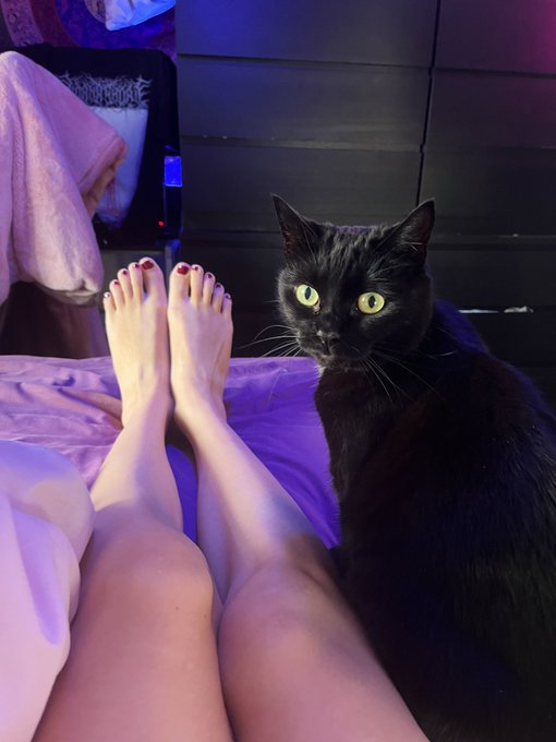 my biological daughter ft freshly painted toenails https://t.co/zYWhmYNKdo