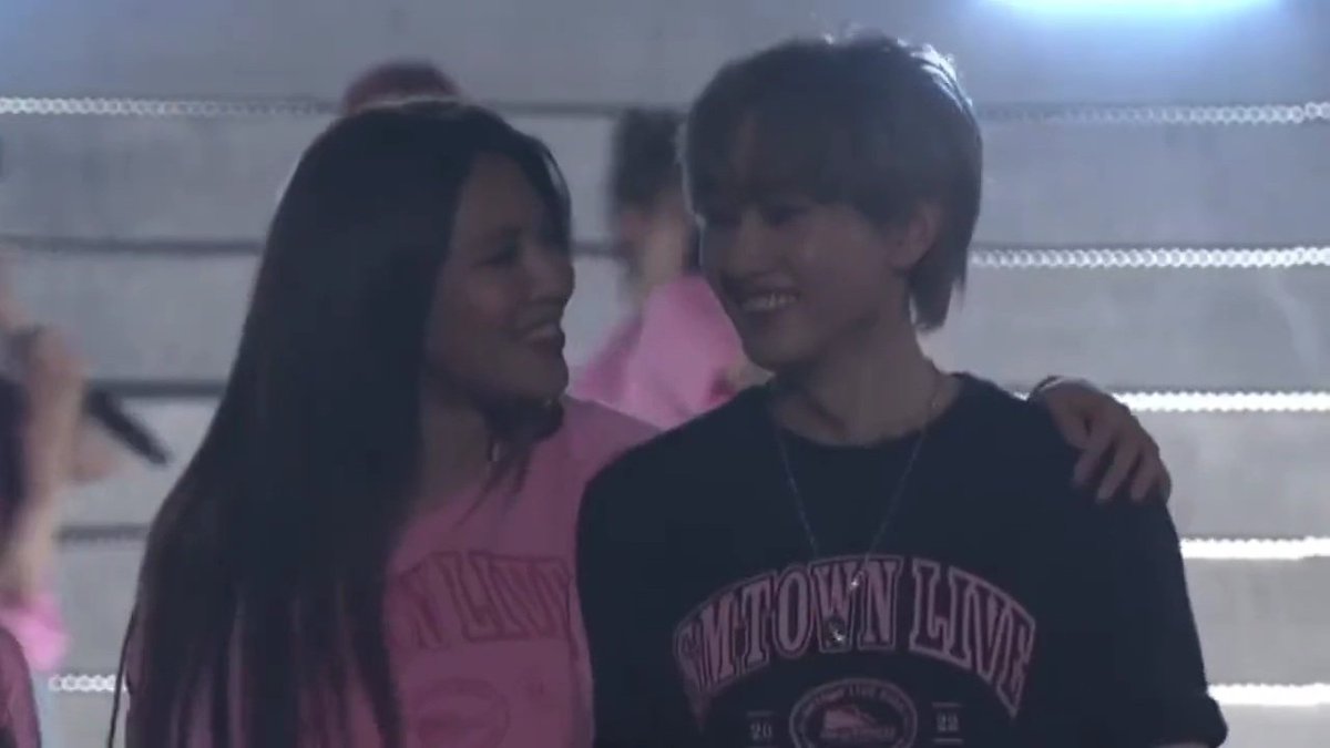 stunningstepho's tweet photo. SNSD bringing the 2nd gen behavior where BGs &amp; GGs can freely interact, bond, and show affection in public.

These are rare sights to see in this modern K-pop scene. https://t.co/wtx8lGKfpM