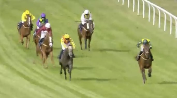 amajox's tweet photo. Congratulations @amajox #champ @RossBirkett WINS @BrightonRace #SilverBubble makes it a TREBLE 🏆🏆🏆for @GayKelleway in fighting finish denies @MC_ENNIS valiant in defeat! #neck #7ran #lasttofirst #topride #topjock 👏👏👏👏👏 https://t.co/DmN8MpS7ZI