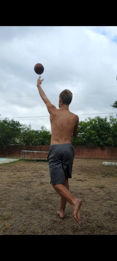 lanevelikaneye's tweet photo. Form form form, @DanMarino said up and out. Get those reps in, even if it’s wet. #TEXASHSQB @CoachMcEachern2 @Kickslide https://t.co/OftfoYERBp