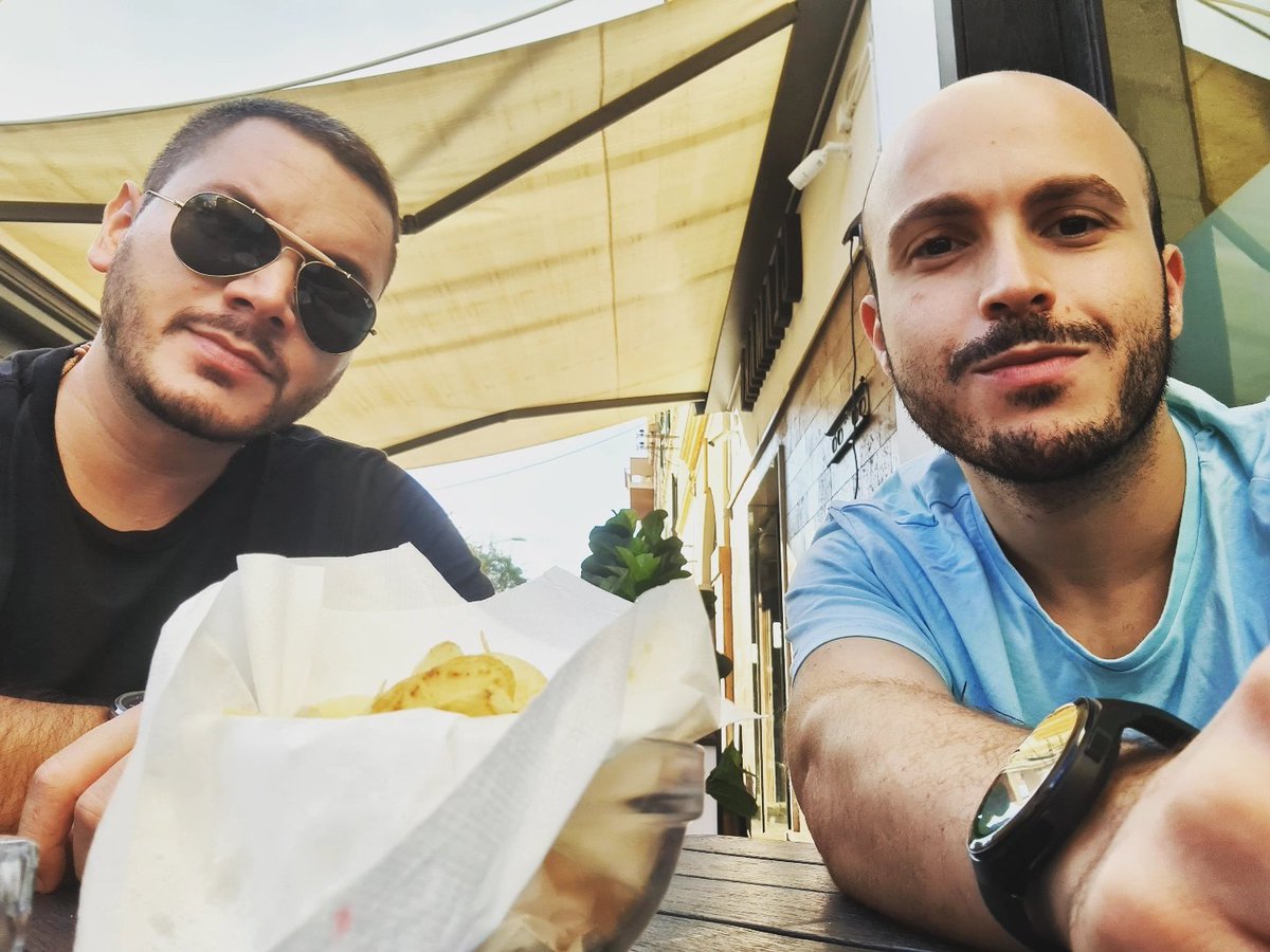 dany94ct's tweet photo. 🍸Cosa c'è di meglio di un aperitivo 🍹 in compagnia di un buon amico? 😎 https://t.co/bkoPsU6Y7n