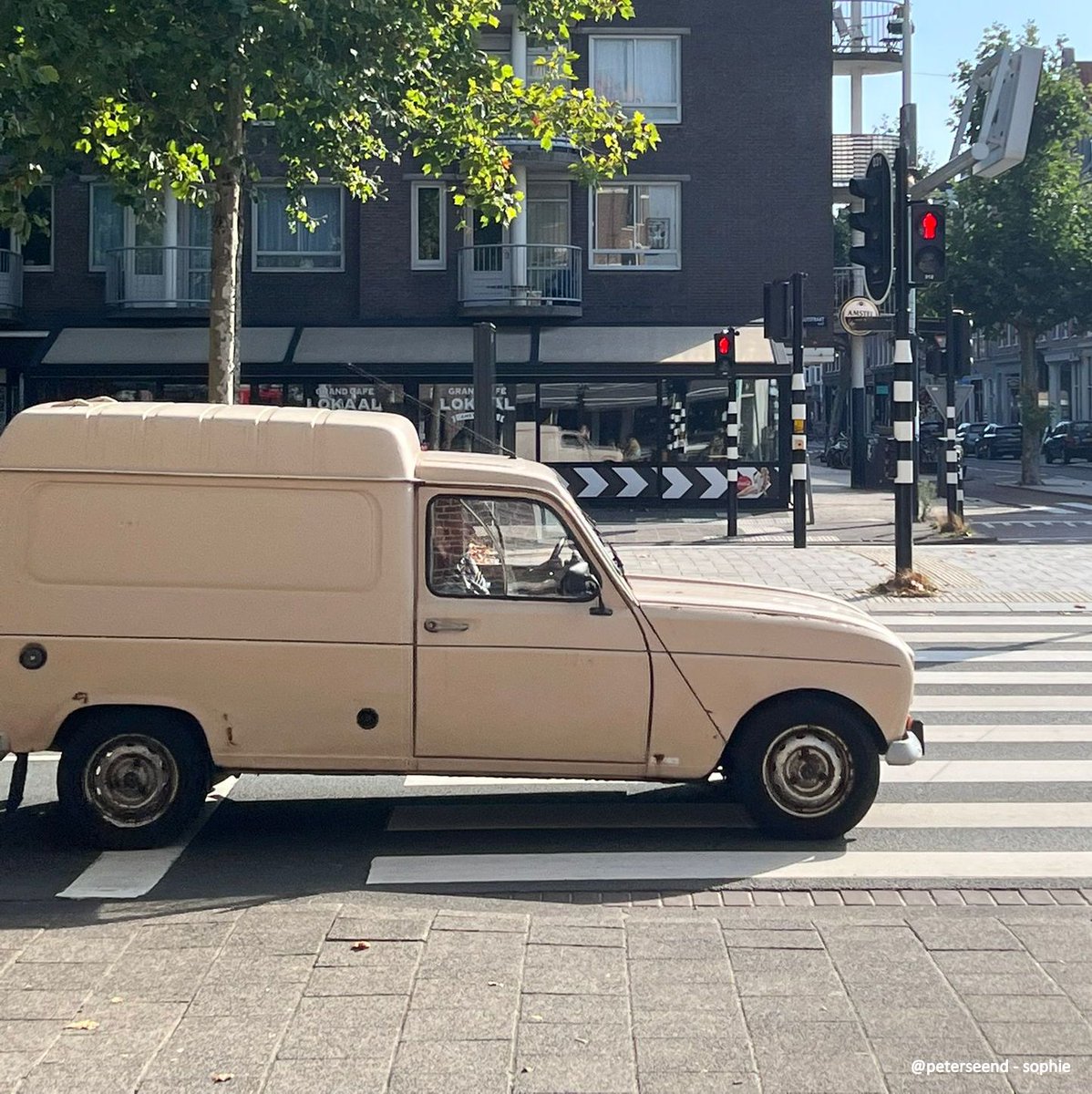 peterseend's tweet photo. De correspondent uit Leiden was vanmorgen in Amsterdam
#renault4 #fourgonette #wibautstraat #mooiindestad https://t.co/SiAz3pjCqL