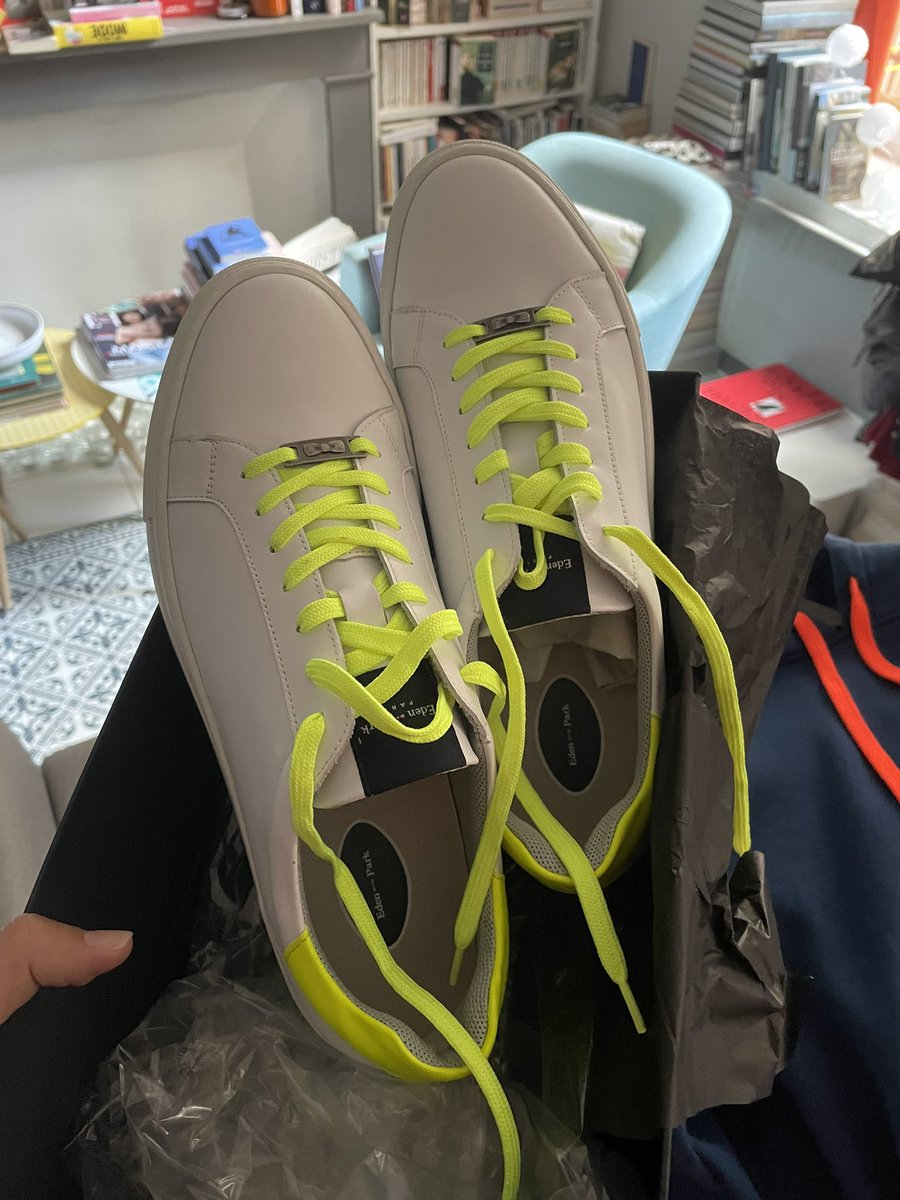 ClorddeWinter's tweet photo. 1) Les voici, les voilou : les merveilleuses baskets @edenparkparis, qui rappelleront mes lunettes.
2) Sweat #la5èmehomme.
#fluokid #plusflashlavie #delacouleur https://t.co/cShzr4Fpr2
