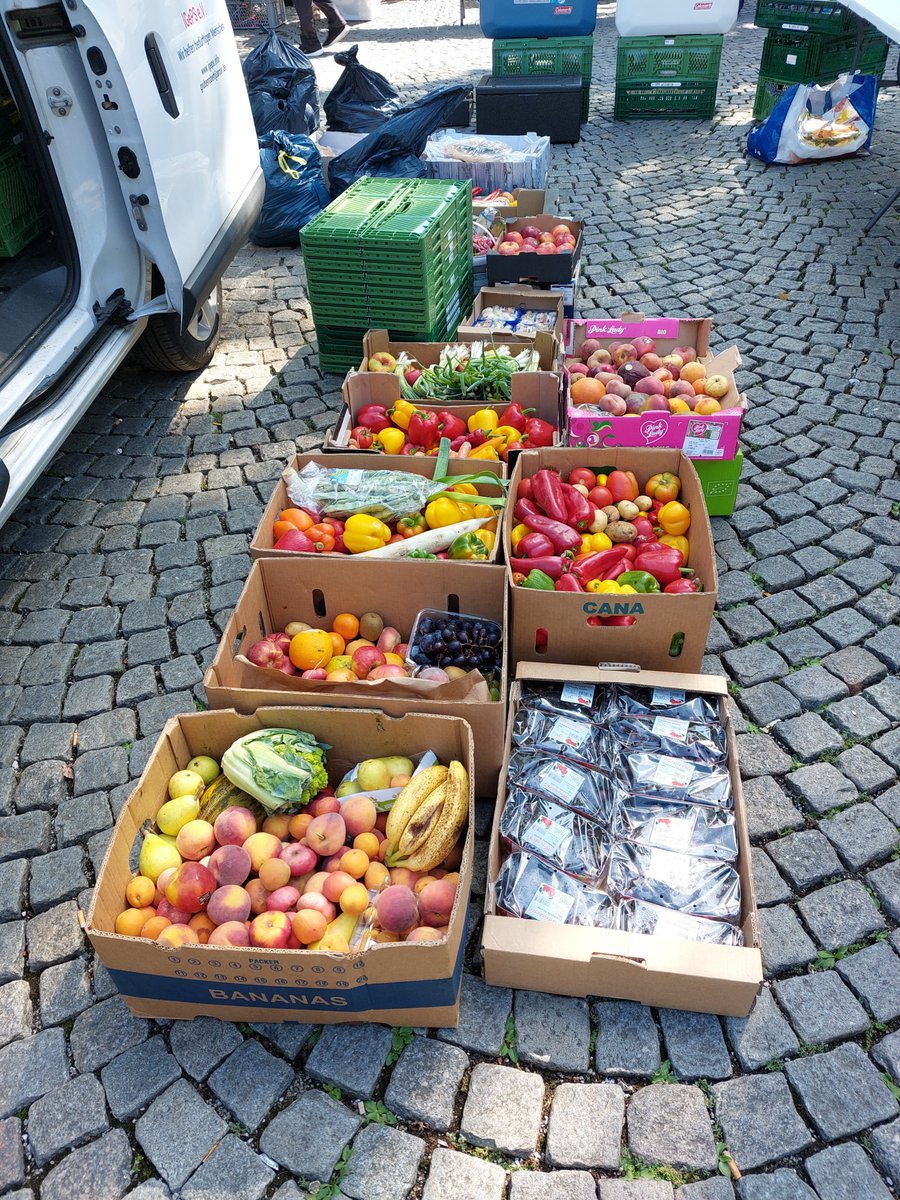 Igeps01's tweet photo. #direkteStrassenhilfe 34/2022 
Nach dem es sich die letzten Tage in München ausgeregnet hat, schien heute die Sonne über der #MünchnerFreiheit und wie schon die Wochen davor konnten wir heute wieder extrem viele bedürftige und/oder obdachlose Mitmenschen als unsere Gäste begrüßen https://t.co/qt2bPREhsJ