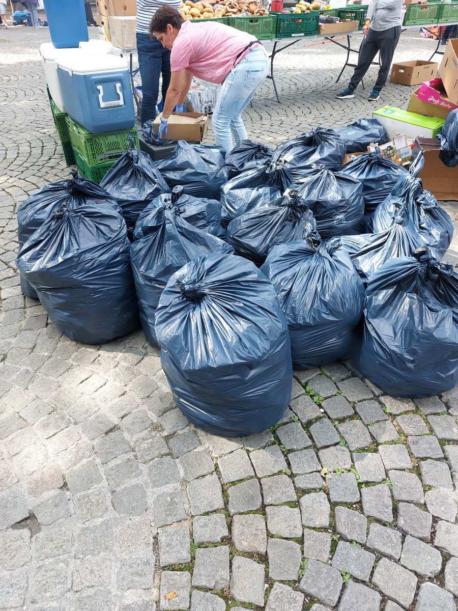 Igeps01's tweet photo. #direkteStrassenhilfe 34/2022 
Nach dem es sich die letzten Tage in München ausgeregnet hat, schien heute die Sonne über der #MünchnerFreiheit und wie schon die Wochen davor konnten wir heute wieder extrem viele bedürftige und/oder obdachlose Mitmenschen als unsere Gäste begrüßen https://t.co/qt2bPREhsJ