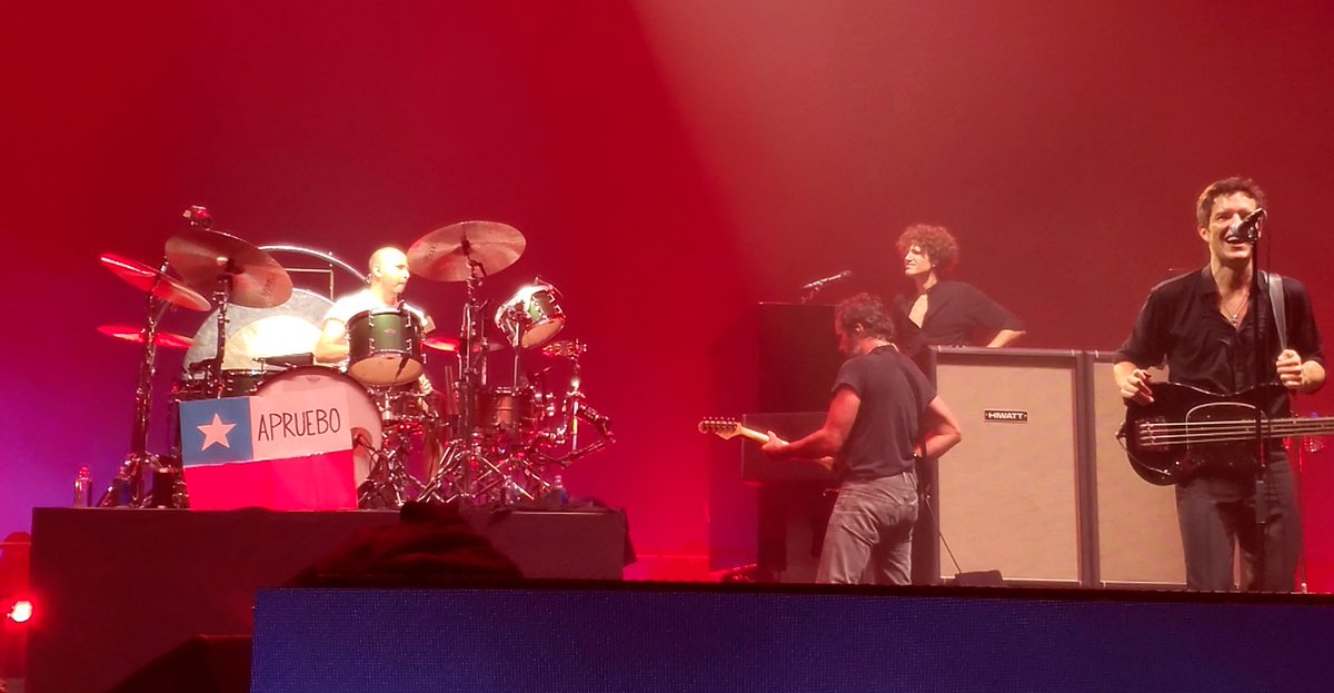 Pepo_U2's tweet photo. Desde 2018 que #TheKillers lleva invitando fans a tocar #ForReasonsUnknown" con ellos. Como 1 mes antes del show en Vancouver decidí intentarlo.

Y también se me ocurrió que esta podría ser una forma de decir algo: EL #APRUEBO ES INTERNACIONAL! https://t.co/N0rPJF5as7