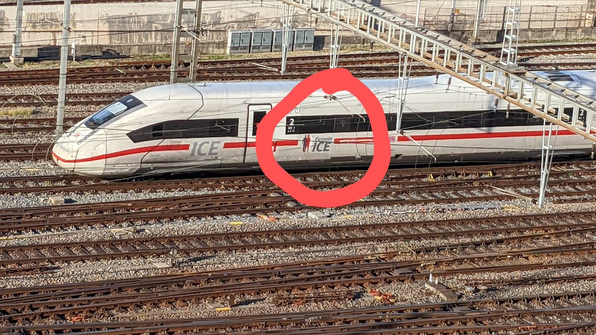 joerg_bey's tweet photo. Das musste ich googlen: ein female ICE, der macht Werbung für Frauen in Bahn Berufen. https://t.co/ls7o01bZMs