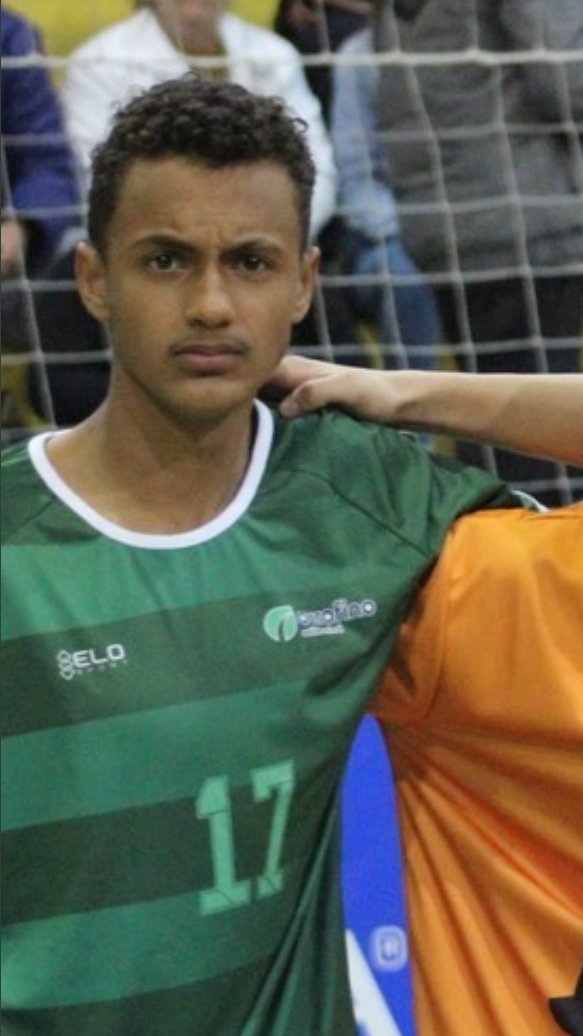 "Jogador que lembra muito o Firmino, tá sempre firmi no banco"