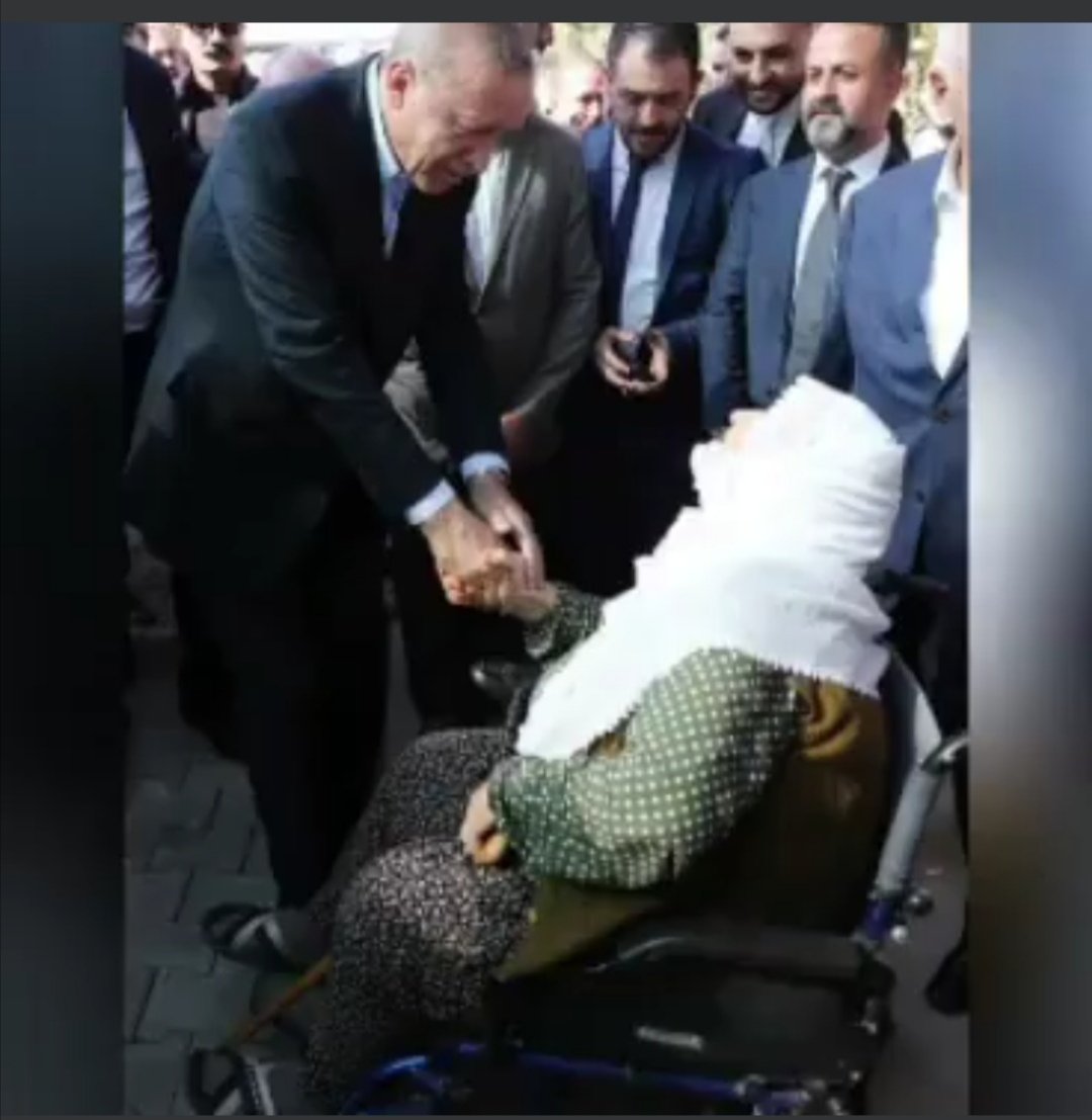 Allah senden razı olsun Reis
Halkıyla iç içe gönül gönüle ülkemin mütevazı  tek liderisin Allah ömrünü bereketli kılsın 🤲❤️❤️🇹🇷🇹🇷