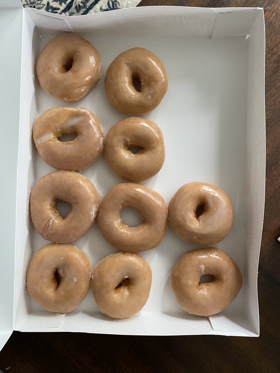 TheWalkwardDead's tweet image. @krispykreme ummmmmm lmao yall forgot a couple? #cantmath #krispykremefail
