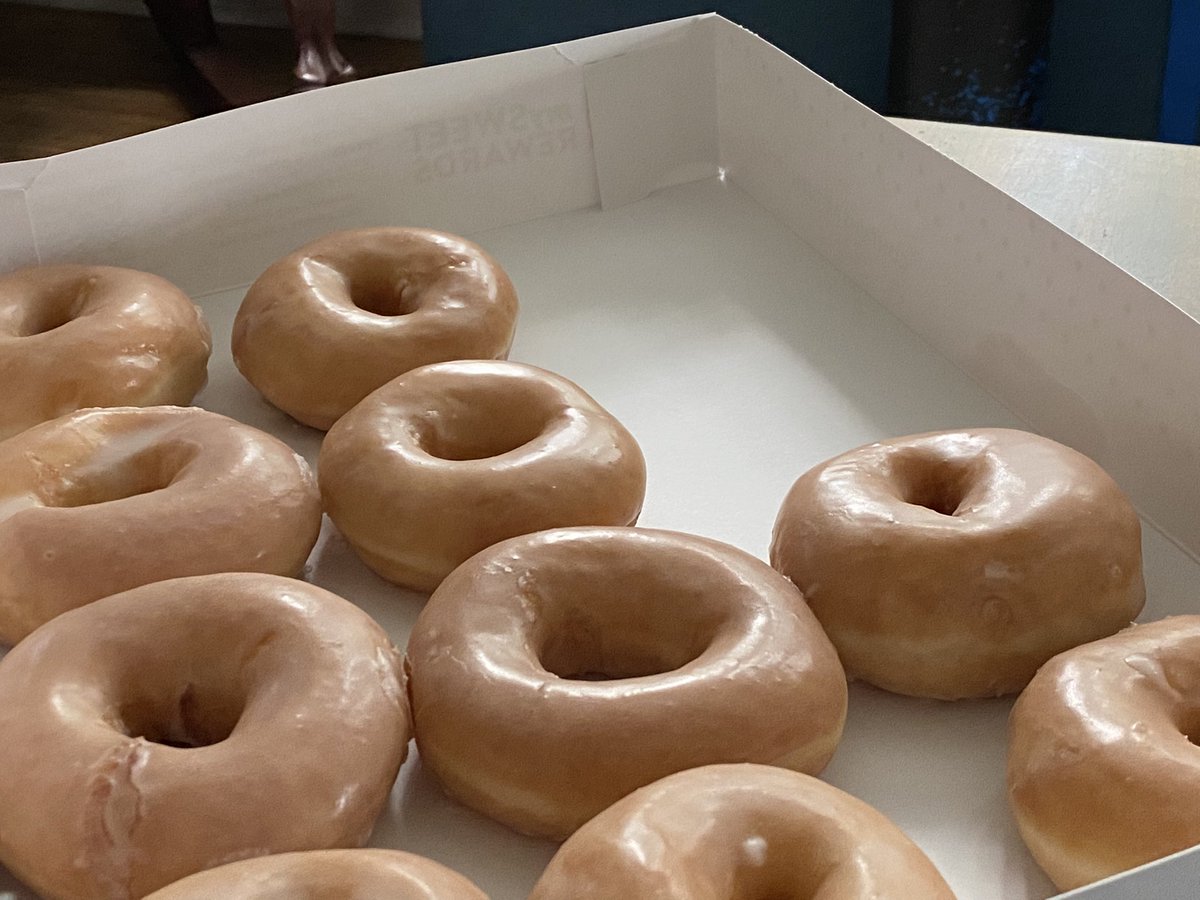 TheWalkwardDead's tweet image. @krispykreme ummmmmm lmao yall forgot a couple? #cantmath #krispykremefail