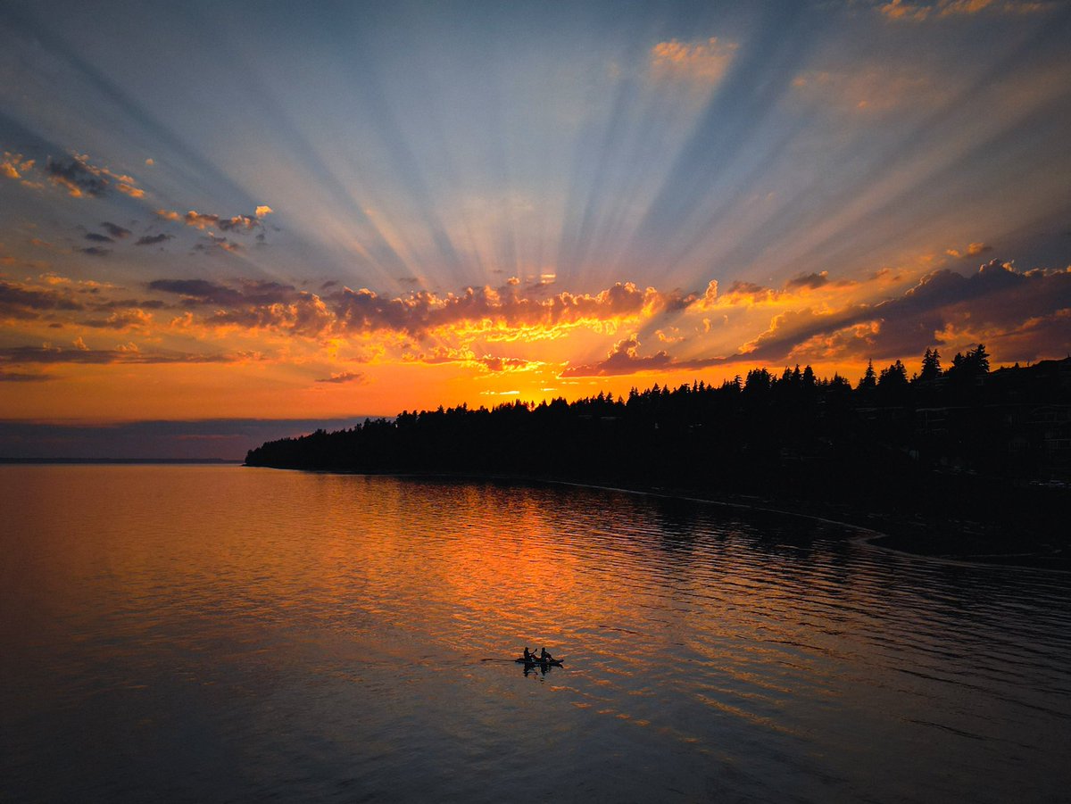 punksaves's tweet photo. Caught this beautiful sunset at White Rock the other night. Those light streaks through the clouds were amazing to see from the sky, this photo doesn’t even do them justice. @explorewhiterock @cityofwhiterock https://t.co/KR5ql5Vrii