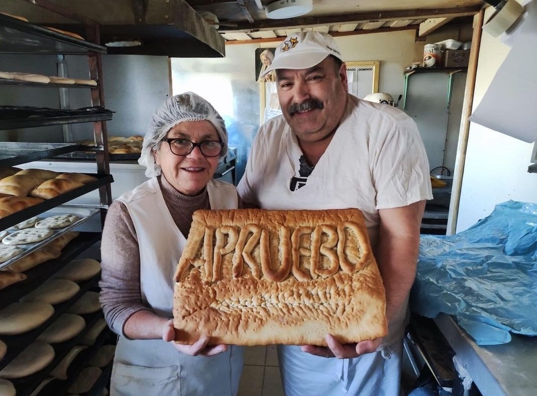 CamilaRojas_V's tweet photo. Pan del apruebo, hecho por Patty y Fernando de la amasandería Jazmín de San Antonio 🤤
Vía @canal2chilenafm https://t.co/p00l8B9x6d
