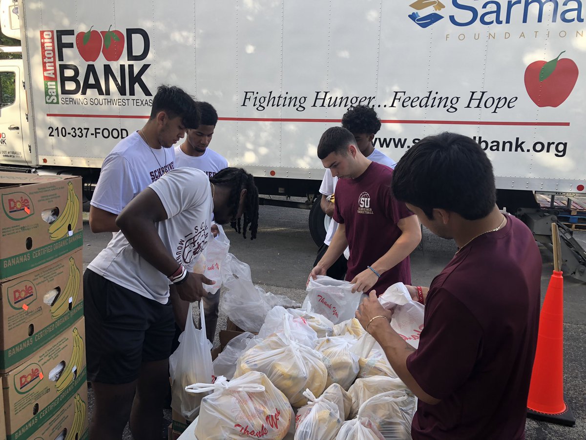 SchreinerMBB's tweet photo. Appreciate the opportunity to support the Pop Up Food Market organized by the San Antonio Food Bank and the Kerrville First a Presbyterian Church Saturday morning! https://t.co/tsSSHvoGYy