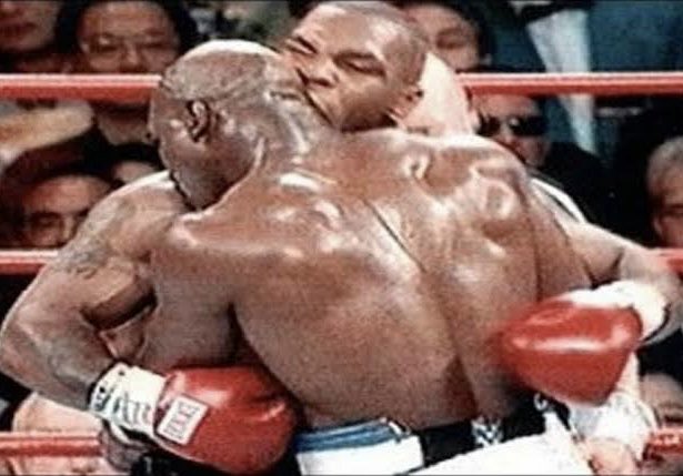 مائیک ٹائی سن نے مخالف باکسر ہولی فیلڈز  کا کان چبا ڈالاتھا جب وہ تھک گیا اور مقابلہ نا کر سکا۔ اب یہ سب بھی مل کر عمران خان کا کان چبانا چاہتے ہیں