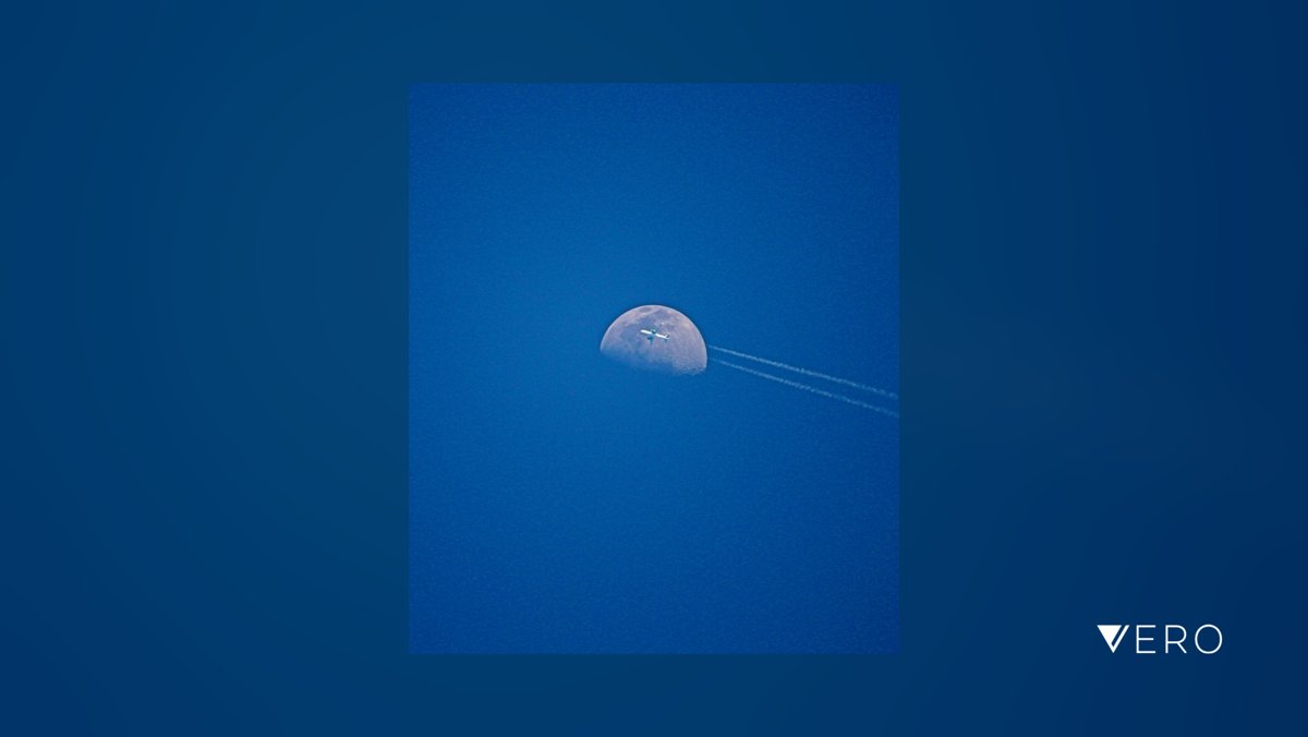 YunsAvatar's tweet photo. #Blue #Sky #Moon #Outdoors #jet #airplane #photography #skyphotography #telephoto #canon https://t.co/ZERWMwmgoX https://t.co/wmh7GItEih