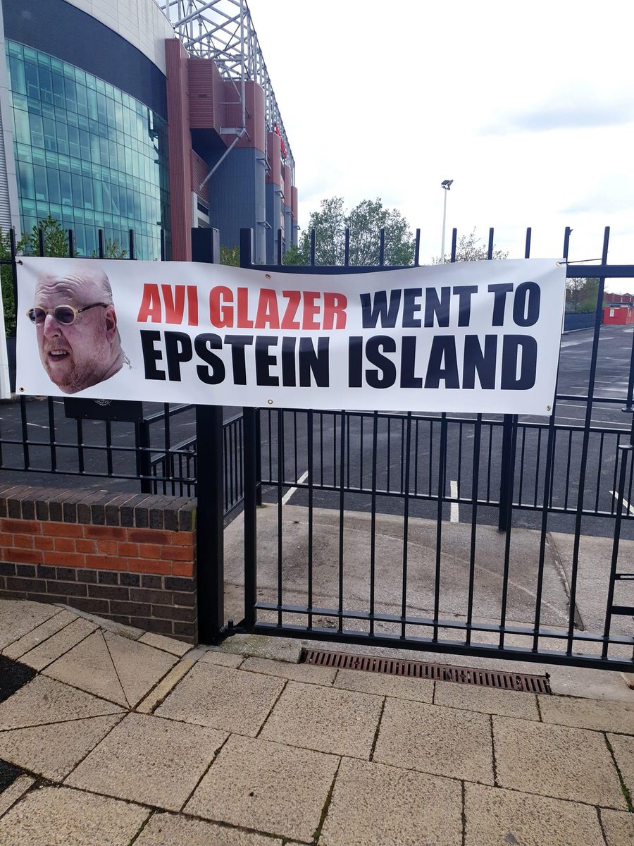 banner hung up outside Old Trafford tomorrow . 🤣👏🔰🔰