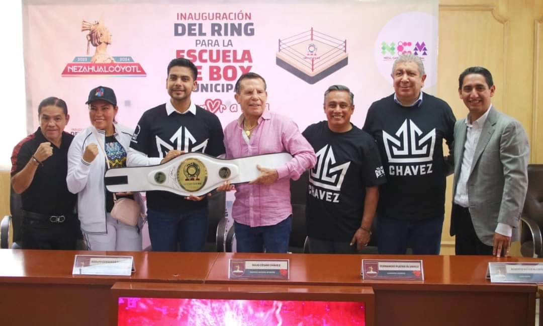 <a href="/ChiquitaBoxing/">CHIQUITA BOXING</a> , Ana María Torres, Adolfo Cerqueda Rebollo, presidente municipal de Nezahualcóyotl, <a href="/Jcchavez115/">Julio César Chávez</a> , Fernando Platas y Alberto Reyes, durante la inauguración del ring de la escuela de boxeo municipal.