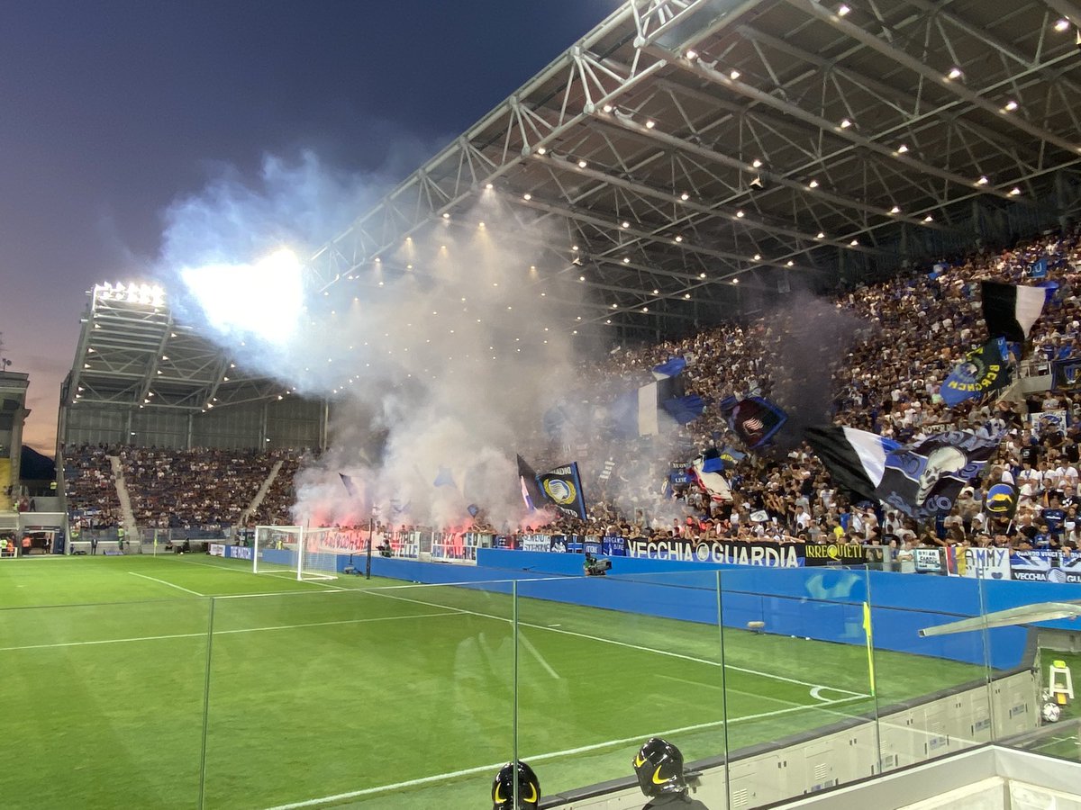 DijkstraRuben's tweet photo. Atalanta - AC Milan als afsluiter van deze geweldige voetbalvakantie. Minst mooie stadion, maar met afstand de leukste strijd van de potten die ik gezien heb.
#AtalanَtaMilan #Atalanta #ACMilan #ATAACM #ATAMIL #SerieA https://t.co/Z1mBw01aI1