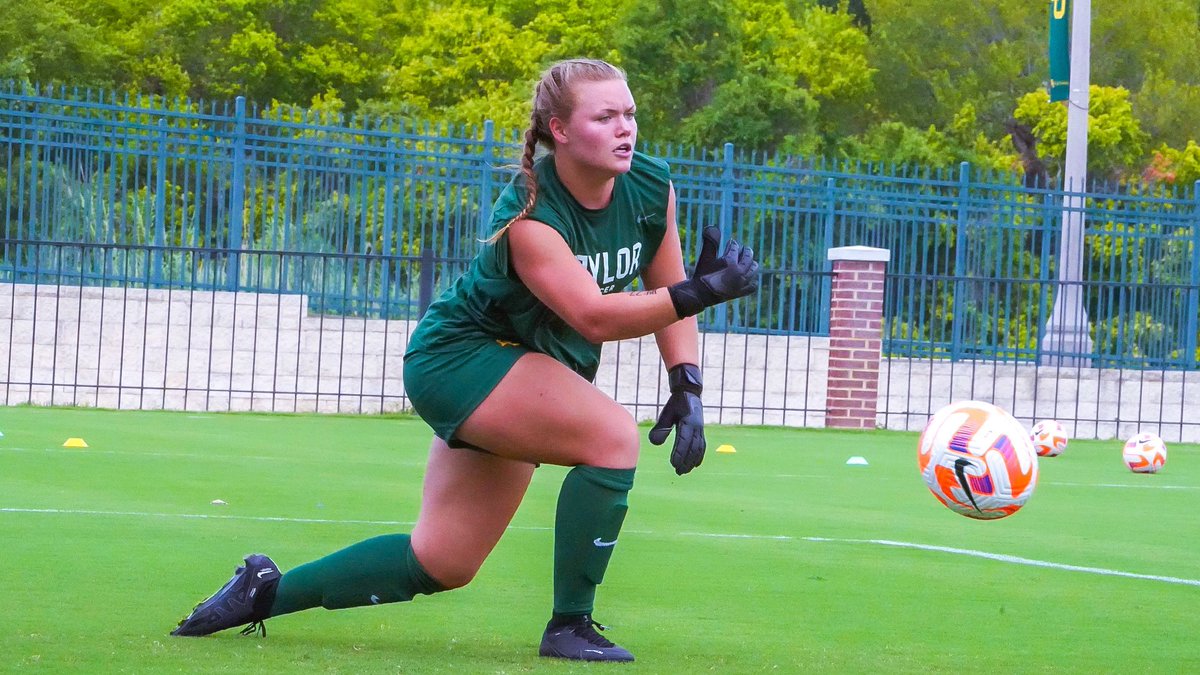 BaylorFutbol's tweet photo. Pregame work 💪

#SicEm 🐻 | #FaithFamilyFutbol ⚽️ https://t.co/jM6ic3la76