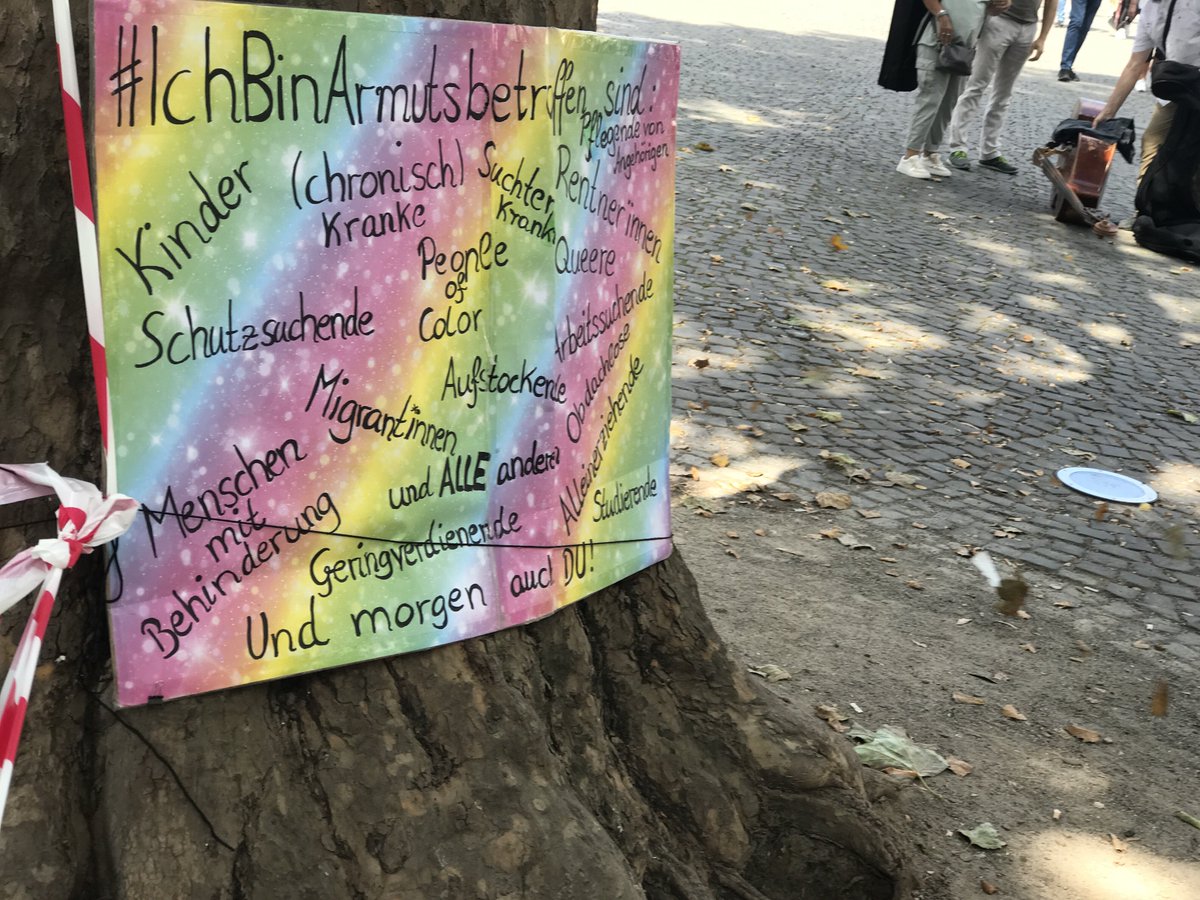 LoveGuerillero's tweet photo. @SchwarzerHund40 #IchBinArmutsbetroffen
#Smartmob #köln https://t.co/GfnjTYBWeg