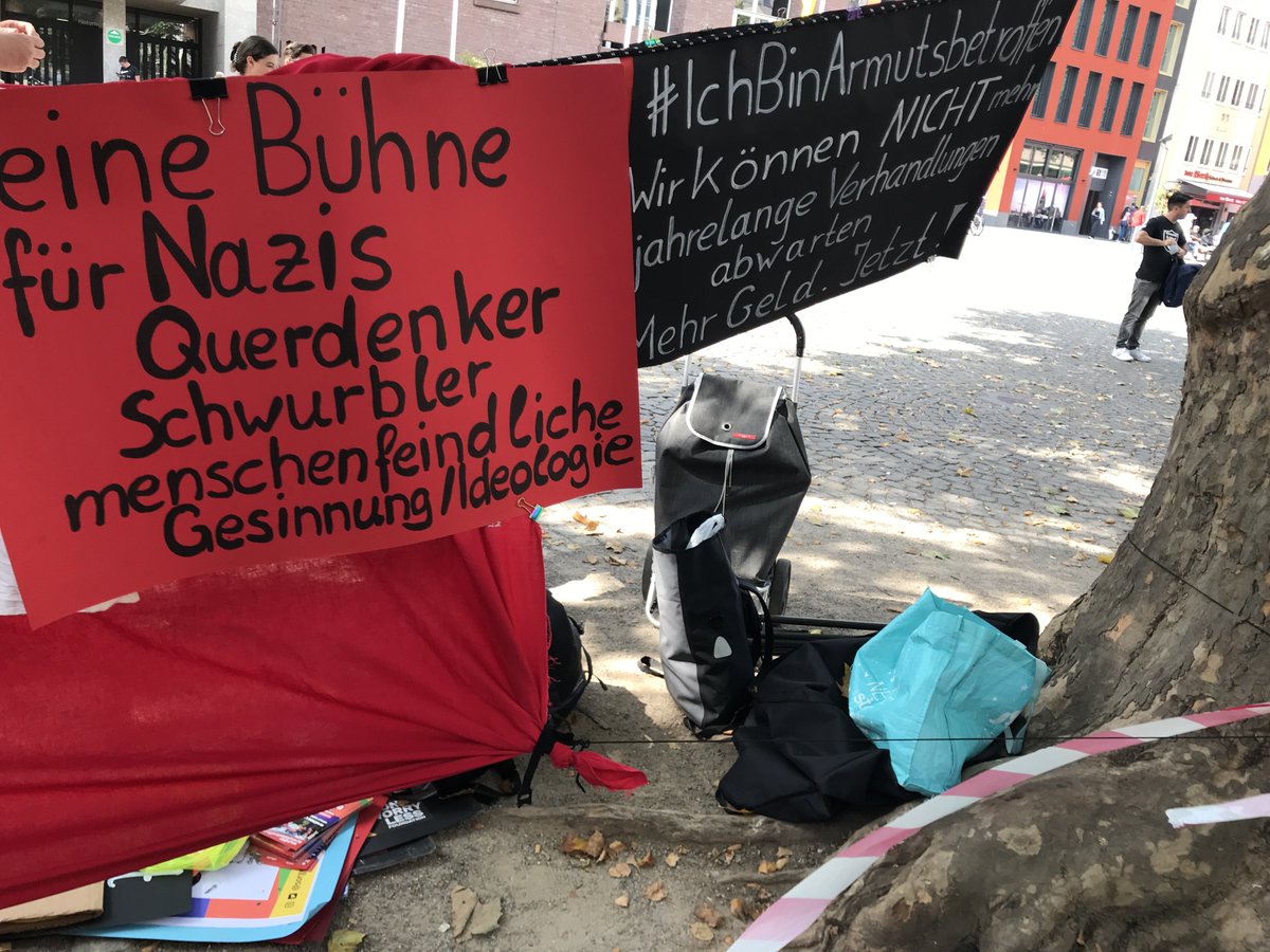 LoveGuerillero's tweet photo. @SchwarzerHund40 #IchBinArmutsbetroffen
#Smartmob #köln https://t.co/GfnjTYBWeg