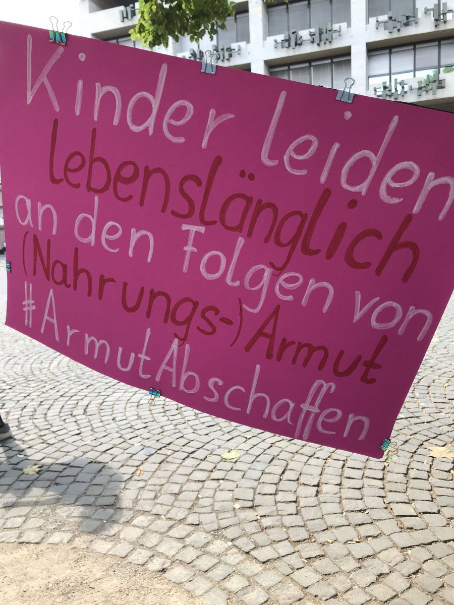 LoveGuerillero's tweet photo. @SchwarzerHund40 #IchBinArmutsbetroffen
#Smartmob #köln https://t.co/i0HztPeBuI