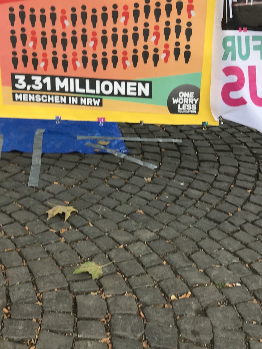 LoveGuerillero's tweet photo. @SchwarzerHund40 #IchBinArmutsbetroffen
#Smartmob #köln https://t.co/i0HztPeBuI