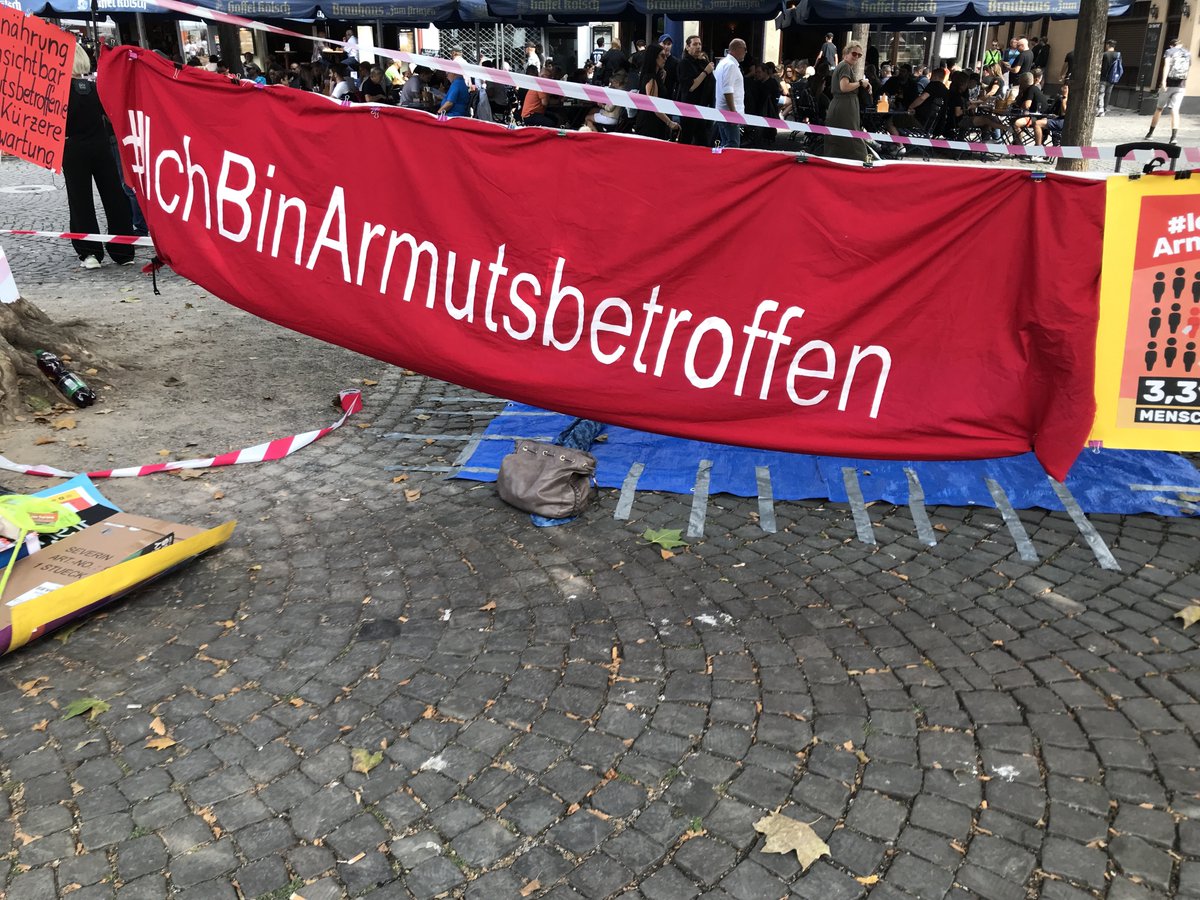 LoveGuerillero's tweet photo. @SchwarzerHund40 #IchBinArmutsbetroffen
#Smartmob #köln https://t.co/i0HztPeBuI
