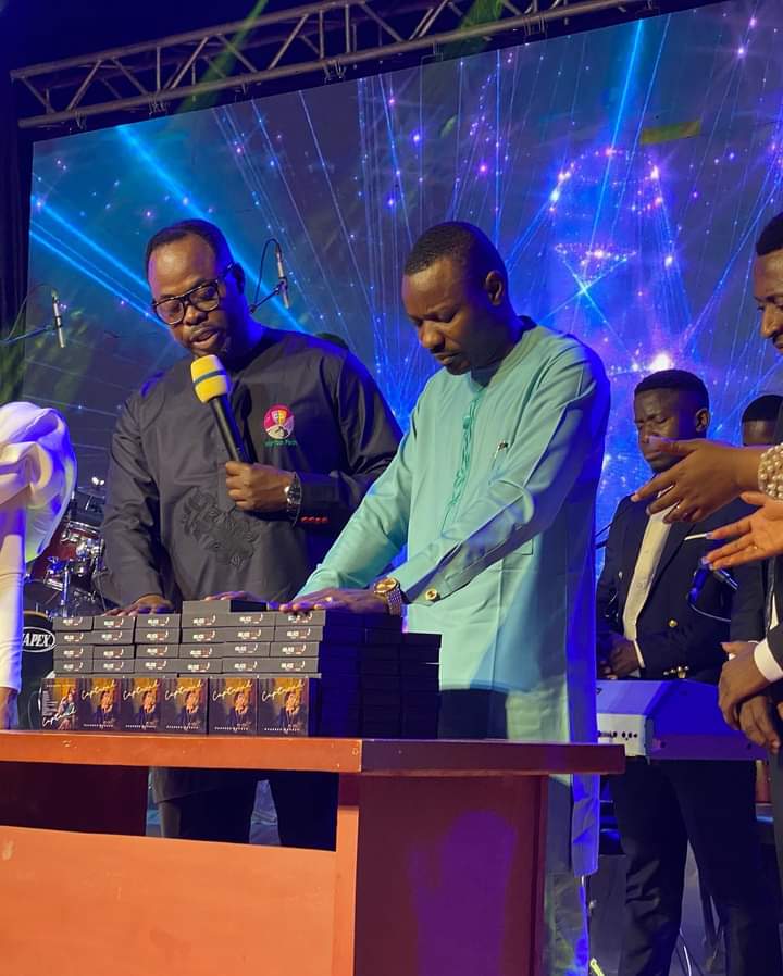 Gospel_agenda's tweet photo. 🔴 PRÉSENTATION
A.G.W #EXCEPTIONEL 
C'est l'une des voix les plus autorisées du gospel camerounais.
@ablazemusicofficial est l'un des label les plus représentatifs de ce qui se fait de mieux chez nous.
Ce soir était simplement exceptionnel.
#agendagospelduweekend #captured https://t.co/NYgcONiz5m