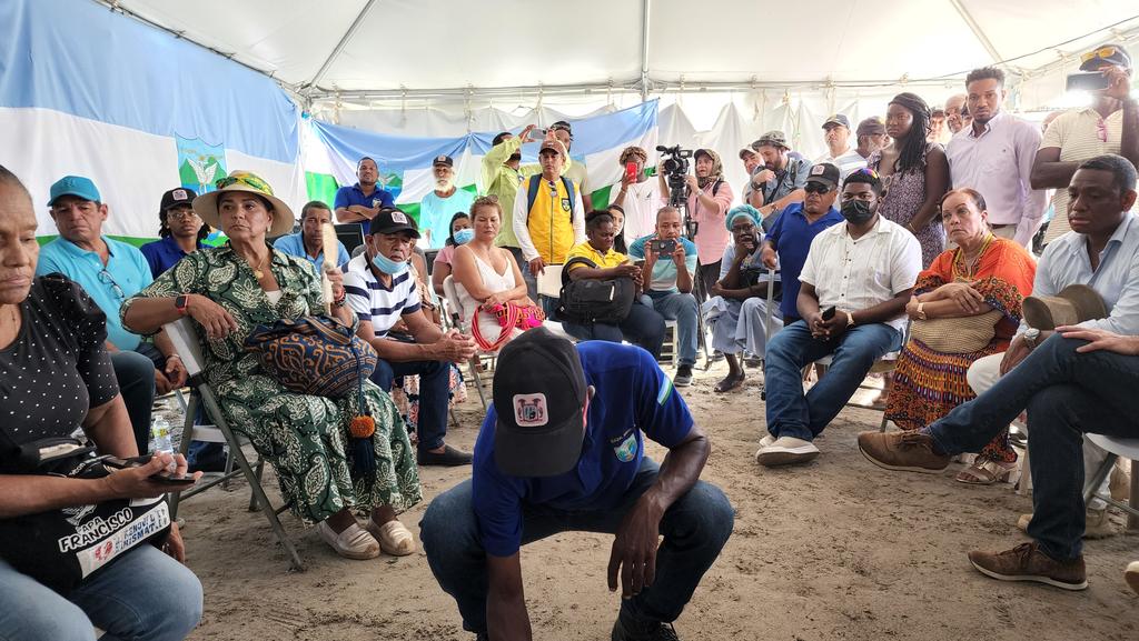 petrogustavo's tweet photo. Con la comunudad raizal de Providencia en el campamento Dignidad. https://t.co/Y55k6E2BUw