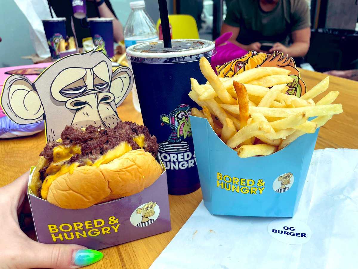 AshleyDCan's tweet photo. got a burger, tasted boring https://t.co/8KrWYqWyVt