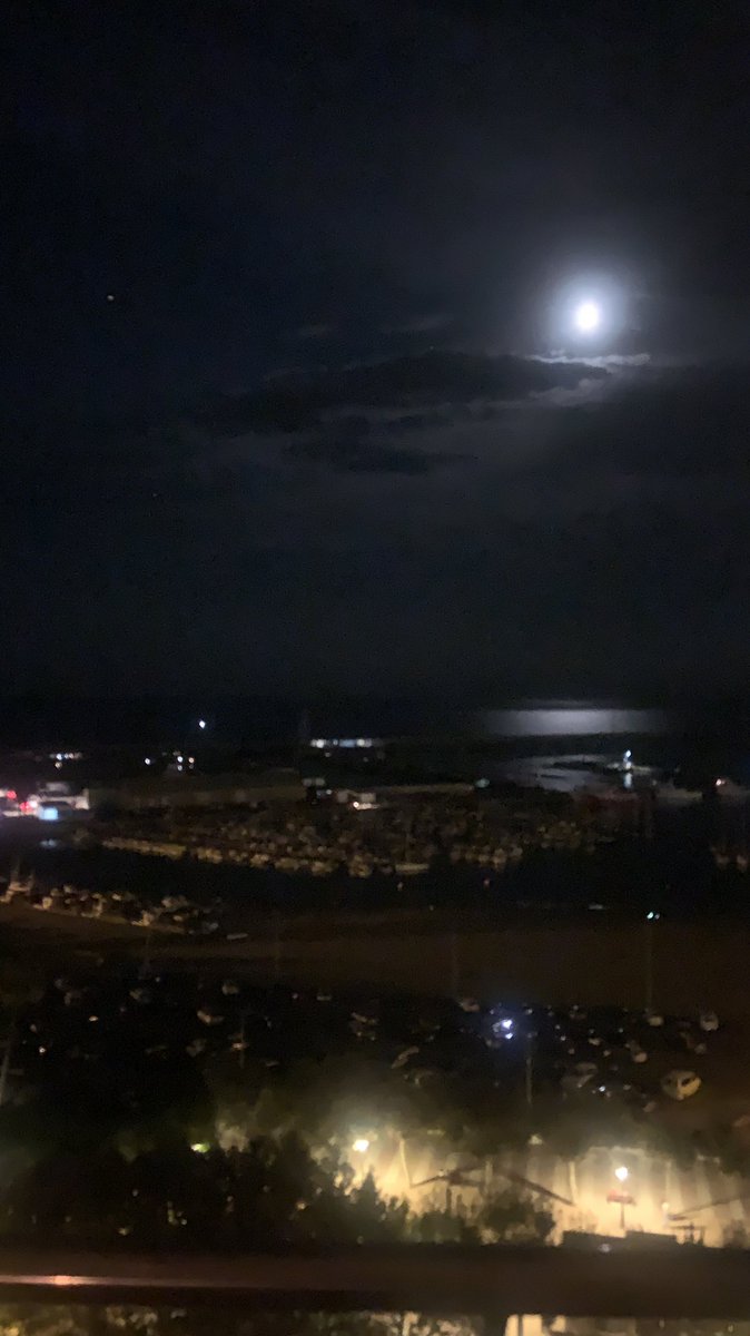 Mardfs's tweet photo. A oscuras, solo la luna y el mar, rozando la perfección https://t.co/enxG5TDWSy