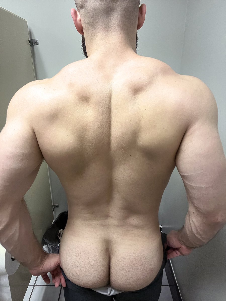 NathanKolt's tweet photo. Daddy is getting ready to lift 💪🏼 

#musclegay #daddy #gayjock #gayass #lockeroom #gym https://t.co/8SKMTonlpf