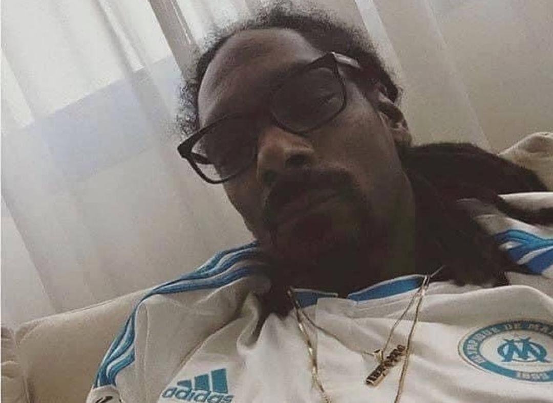 _BeFootball's tweet photo. Cette photo de Snoop Dogg avec le maillot de l'OM 😅 https://t.co/UQC6cYhFnJ