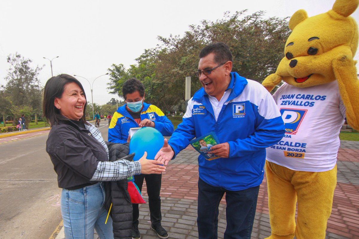 JuanCZevallos's tweet photo. Hoy estuvimos en el Pentagonito celebrando el Día del Niño. Con gran alegría compartimos con los pequeños de casa y tuvimos la oportunidad de conversar con nuestros vecinos.
💙🅿️🅿️💙
#ConJuanCarlosPodemos #HonestidadYExperiencia #MarcaLaP #JuanCarlosEsLaVoz https://t.co/L2I0Io6jdO