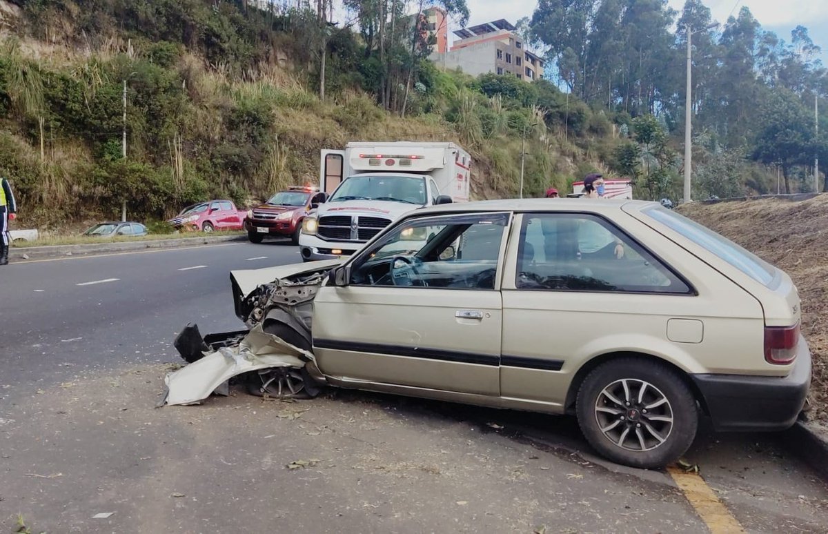 BomberosQuito's tweet photo. 🟥 Ahora | Siniestro de tránsito en la Av. Simón Bolívar y Autopista General Rumiñahui, sector Alma Lojana. 

🚗💥🚙 2 vehículos livianos colisionaron.

👨‍🚒 Nuestro equipo atiende esta emergencia. 

🙏 Conduce con cuidado. https://t.co/ixv09Gernh