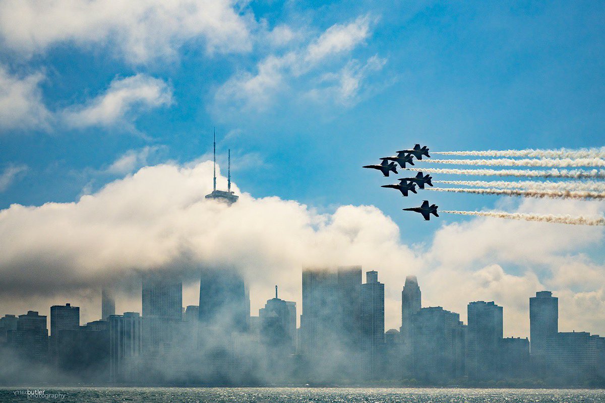 barrybutler9's tweet photo. The final pass of the Blue Angels on the final day of the 2022 Chicago Air &amp; Water Show with fog blanketing the skyline.  #chicago #news #airshow https://t.co/Fit2NqfRP2
