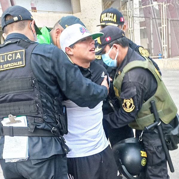 josephfajardo03's tweet photo. Buenas noticias. La policía detuvo dentro del Estadio Monumental a uno de los delincuentes que dañó las instalaciones del club. Se seguirán buscando a los responsables. 👍 https://t.co/m3gHqJQNxu