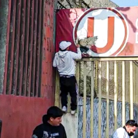 josephfajardo03's tweet photo. Buenas noticias. La policía detuvo dentro del Estadio Monumental a uno de los delincuentes que dañó las instalaciones del club. Se seguirán buscando a los responsables. 👍 https://t.co/m3gHqJQNxu