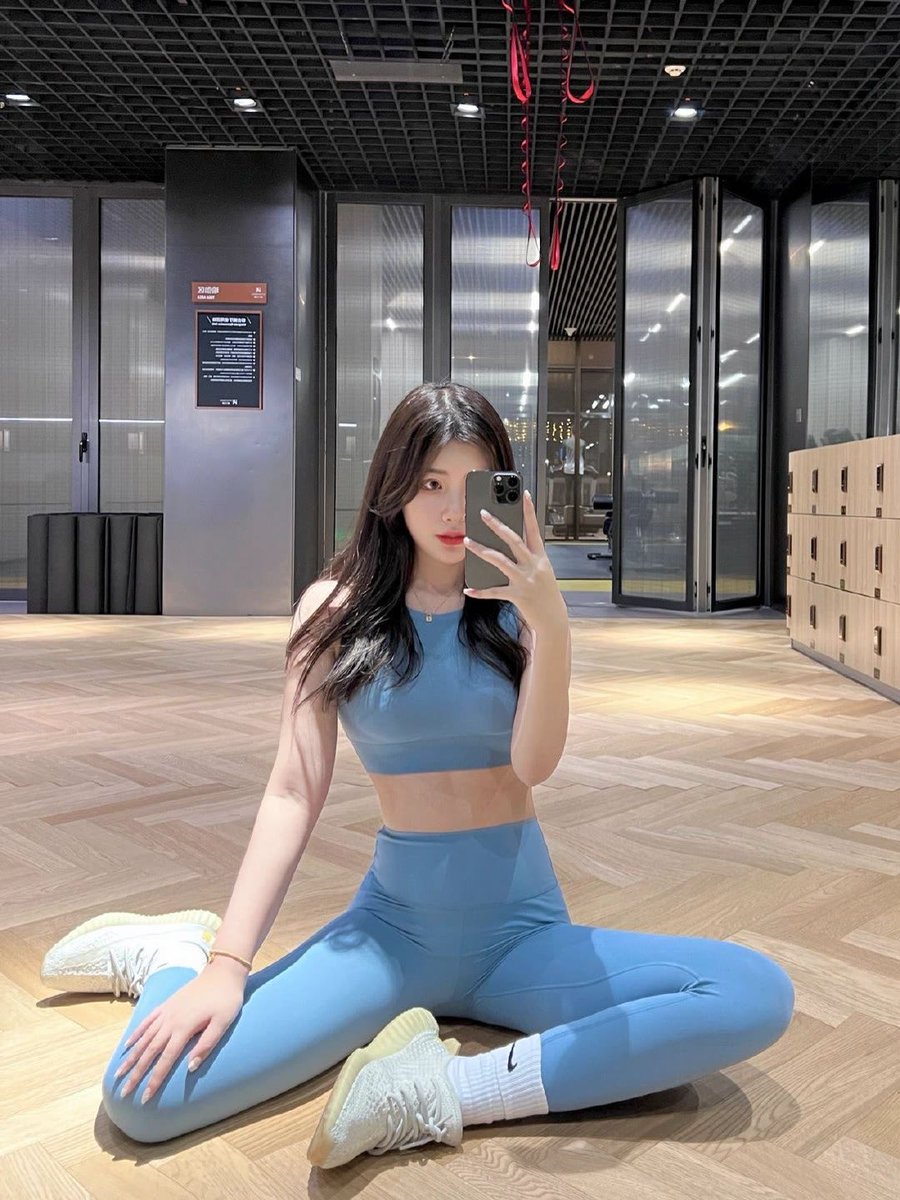 k769233k's tweet photo. 余生就那么长还请忠于自己。#重庆 #运动女孩 #对镜拍 https://t.co/zye7UCdCMm